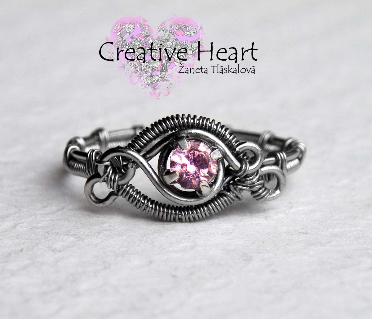 Prsten s růžovým kamínkem