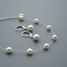 Dětský bílý perličkový náhrdelník s náušnicemi