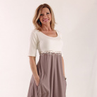 Zvonové smetanovohnědé šaty