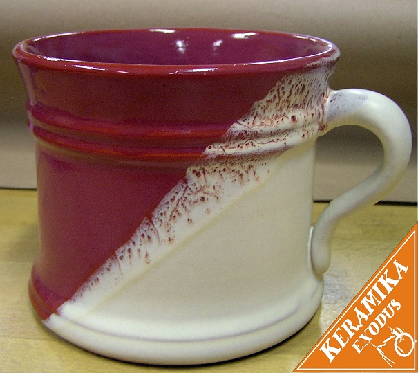 velký hrnek s červenou glazurou