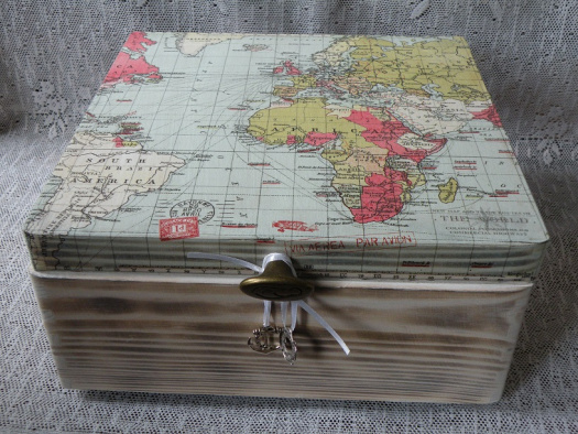 Dřevěná cestovatelská  krabice s mapou a známkami