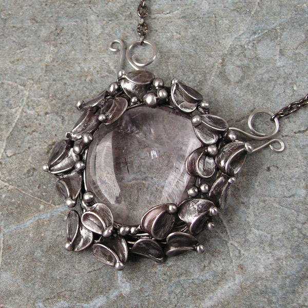 V listech (šperk s růžovým Ametystem)