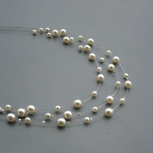 Jemný smetanový perličkový třířadý náhrdelník 