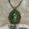 Zářivě zelený náhrdelník ve starostříbře nebo bronzu