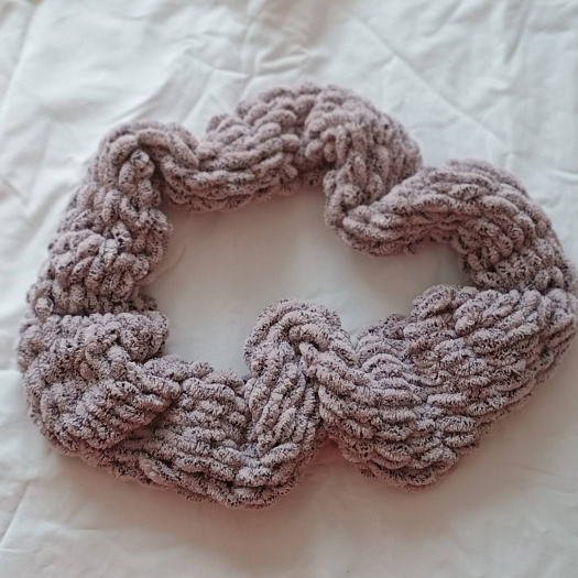 Nákrčník šedočerný