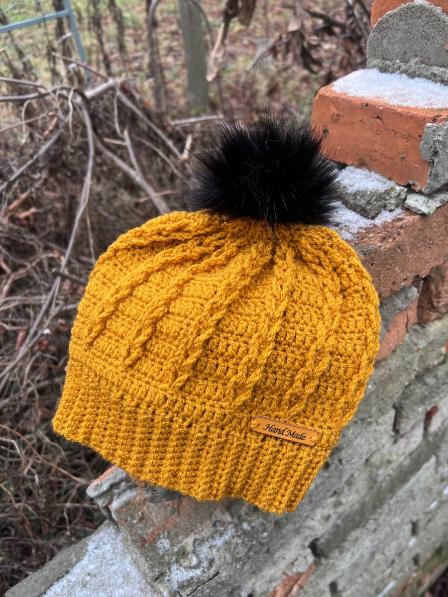 Hořčicová čepice s bambulí 