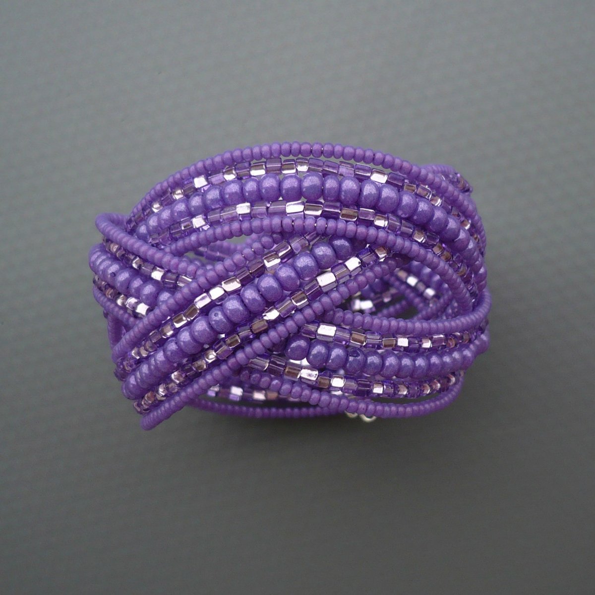 Fialový propletený náramek 