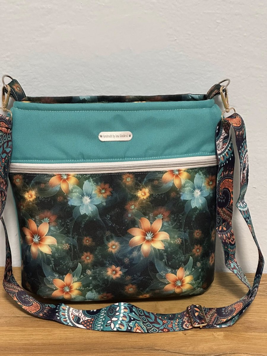 květovaná kabelka v tyrkysové 