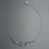 Šeříkový jednořadý náhrdelník s kamínky 