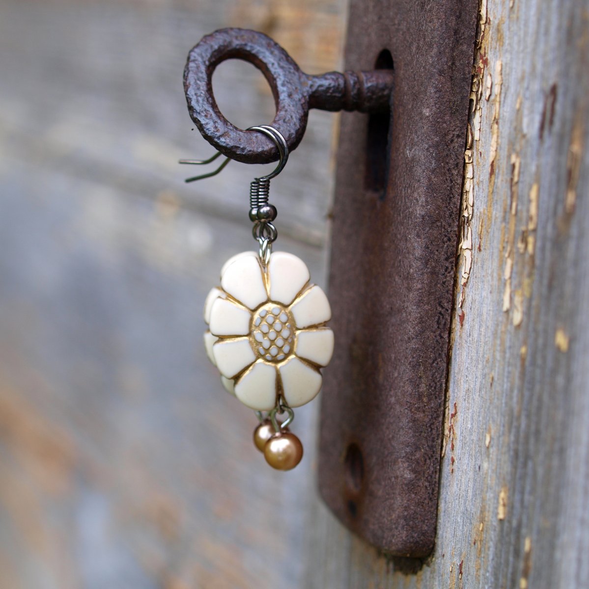 Zlatobéžové kytičky