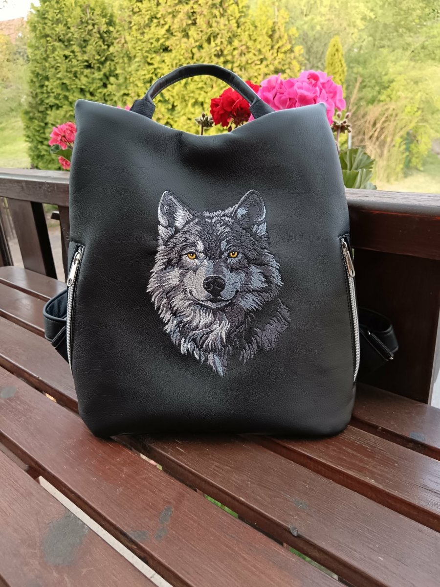 Vyšívaný batoh Safe - Vlk