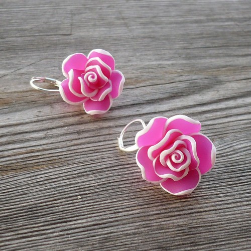 Růžové květinové náušnice - bílý okraj