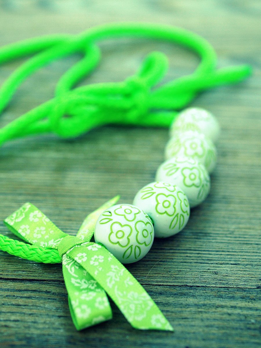 Korále v trávě zavazovací