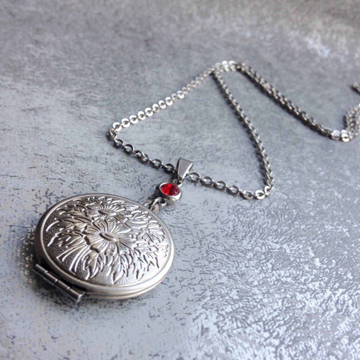 Medailonek s červeným zirkonem - S.Steel