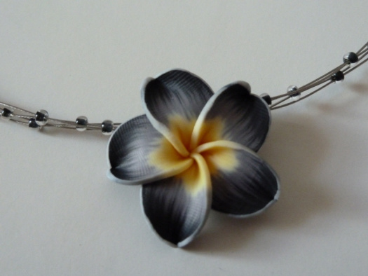 Tmavé květy - náhrdeník