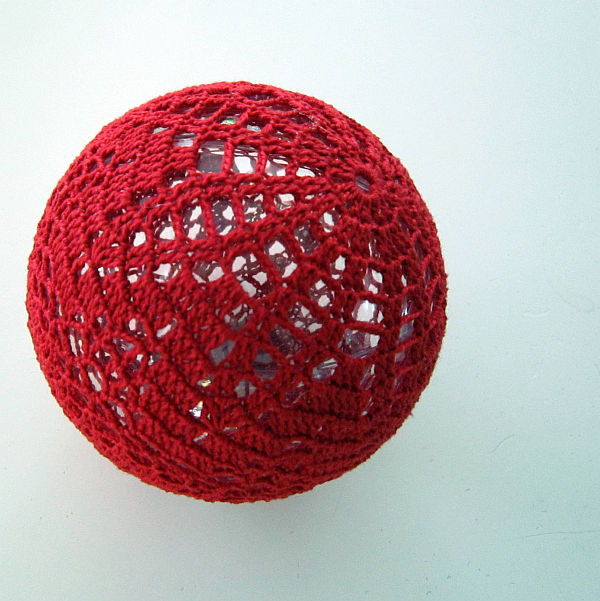 Červená krajková koule