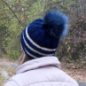 Čepice - modrá s kontrastními pruhy