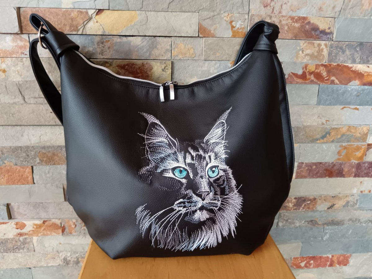 Vyšívaná Anabell - Mainská mývalí kočka