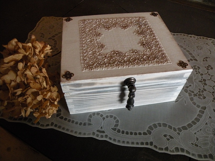 Krabička-šperkovnice krása dřeva bílá 4 přihrádky