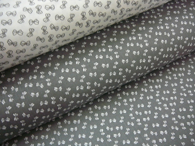 Bavlněná látka - metráž - bílé mašličky na šedé - š. 150 cm
