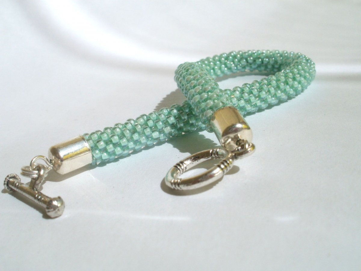 Háčkovaný náramek zelený