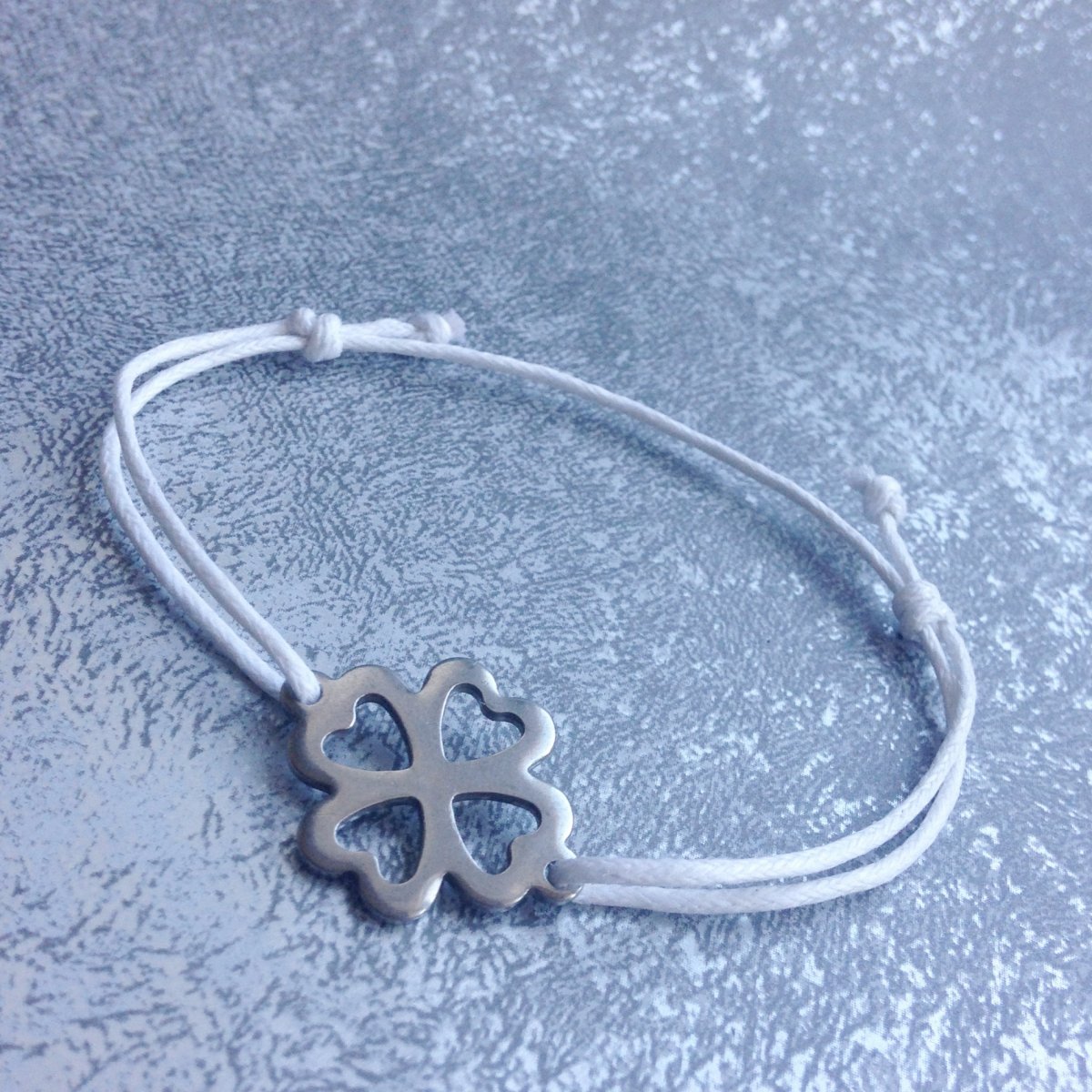 Bílý náramek se čtyřlístkem - S. Steel