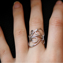 Tepaný prsten s ornamenty - hypoalergenní chirurgická ocel