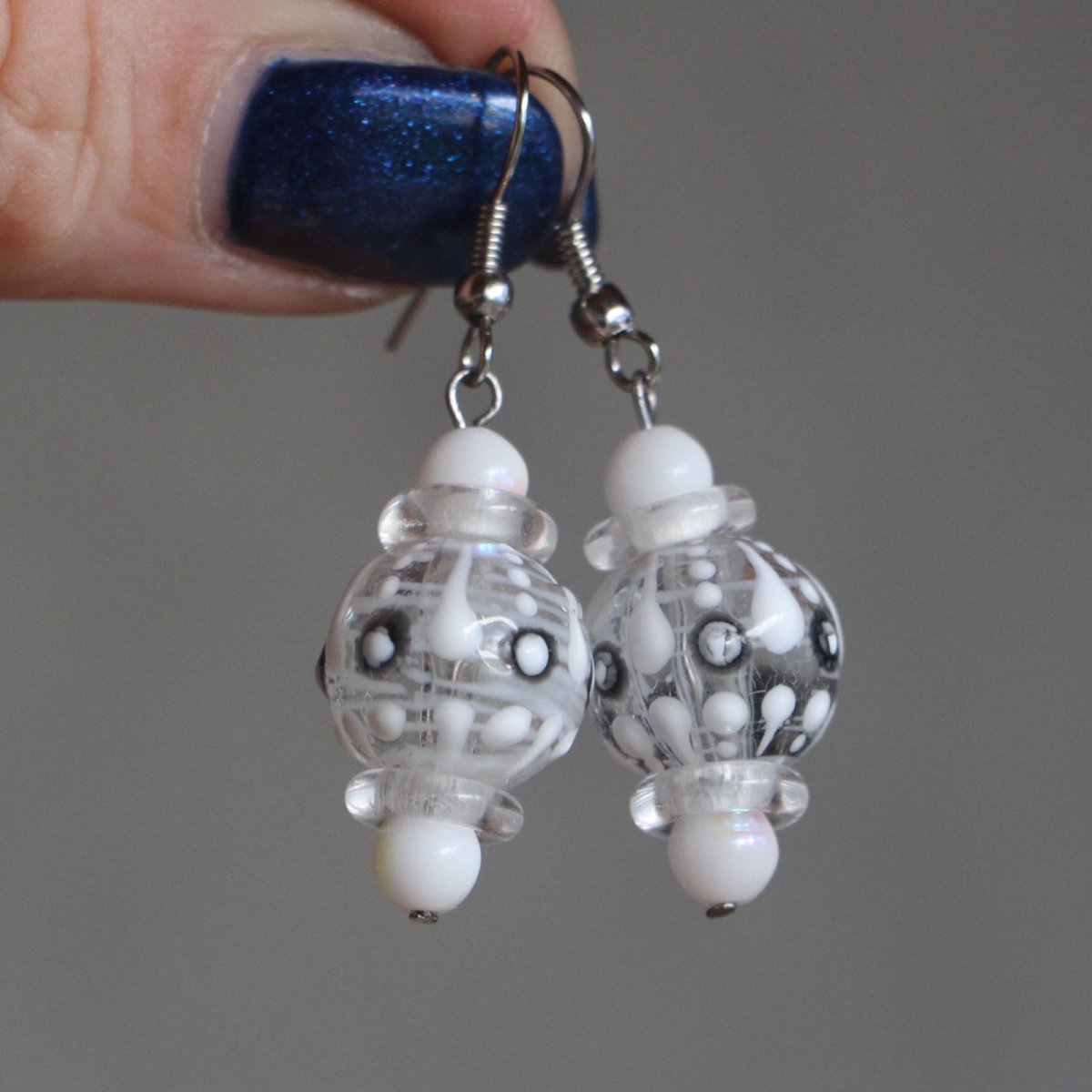 Náušnice dlouhé, imitace vinuté sklo - čirá, bílá