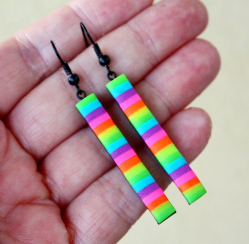 neonové úzké náušnice