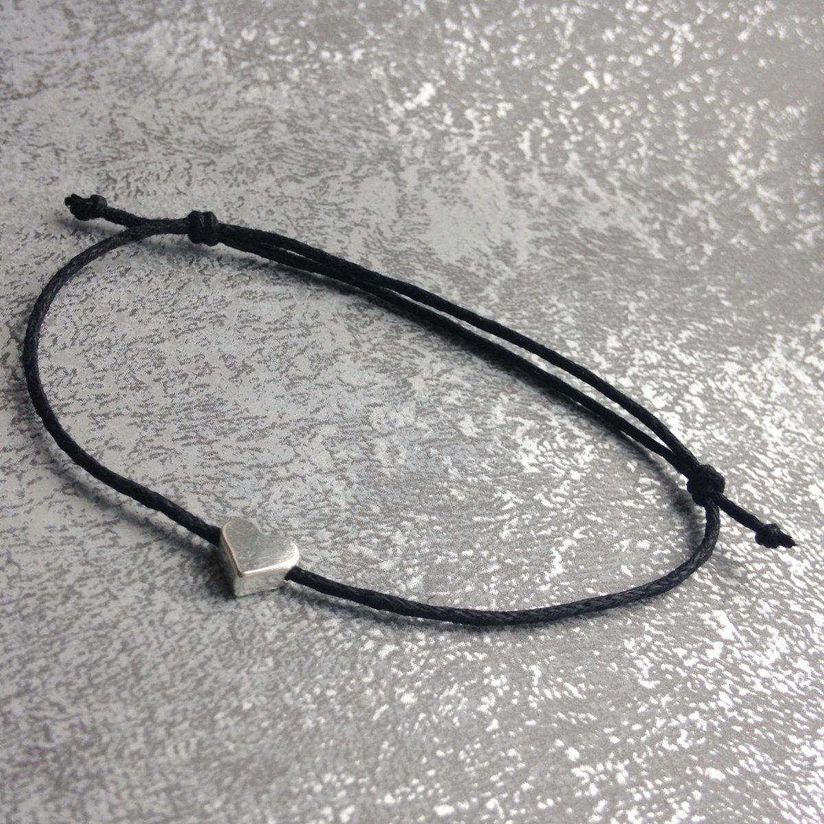 Černý náramek se srdíčkem