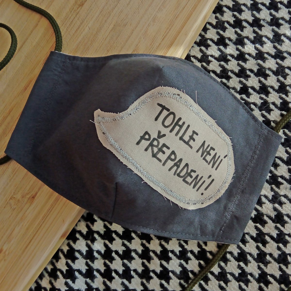 Šedá rouška s nápisem Tohle není přepadení!