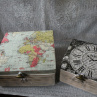 Dřevěná cestovatelská  krabice s mapou a známkami