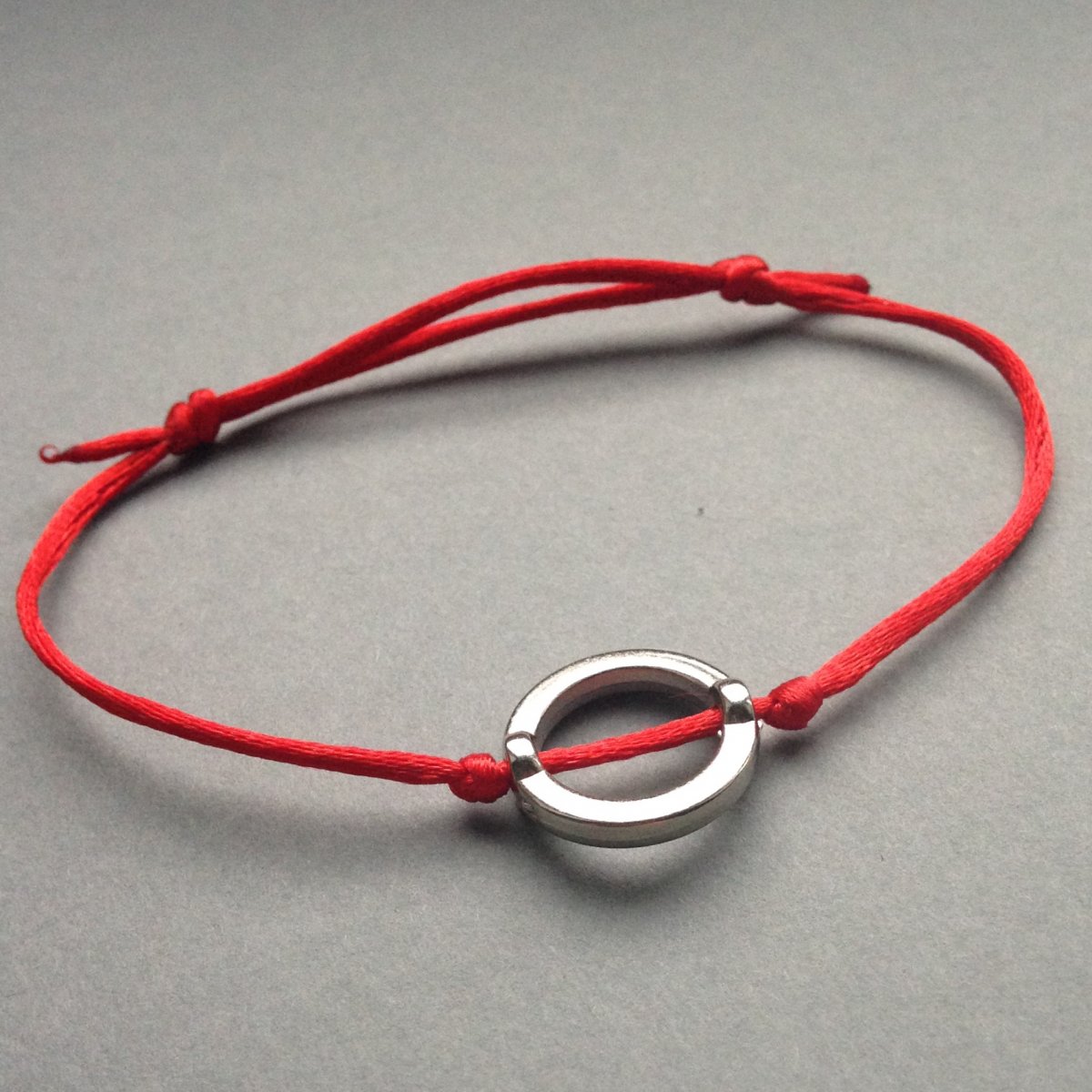 Červený náramek s kroužkem