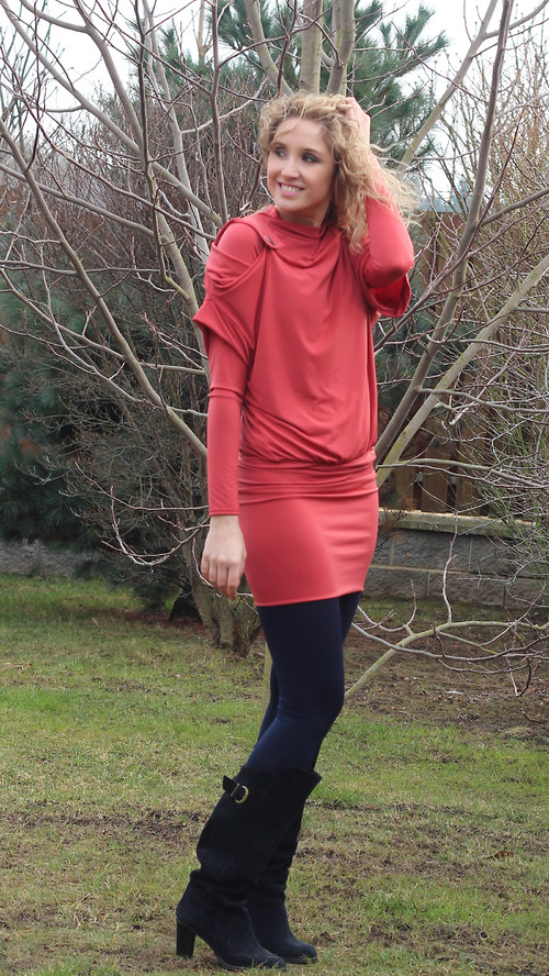 Pohodlné minišaty - cihlové