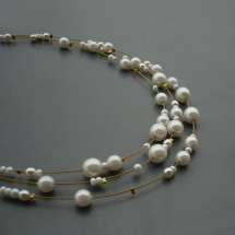 Bílý perličkový třířadý náhrdelník na zlaté