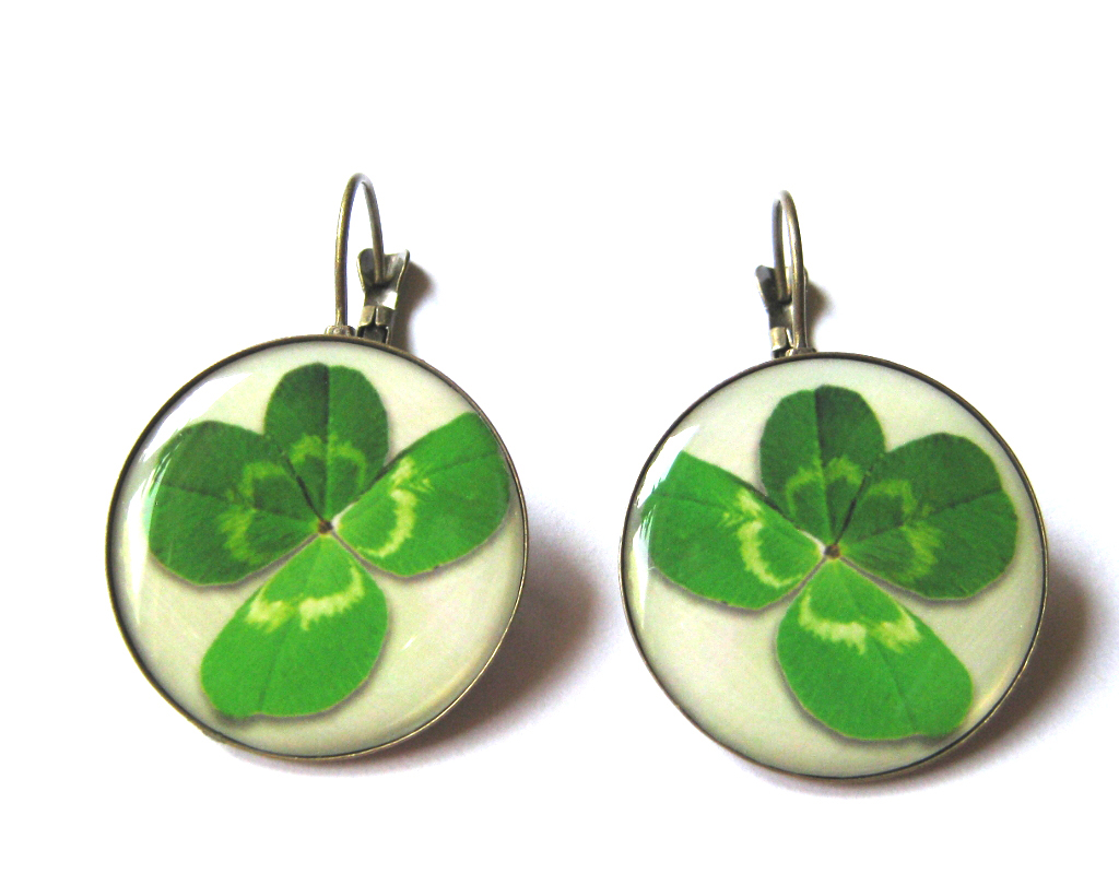 Čtyřlístek, rostlinka symbolizující štěstí.