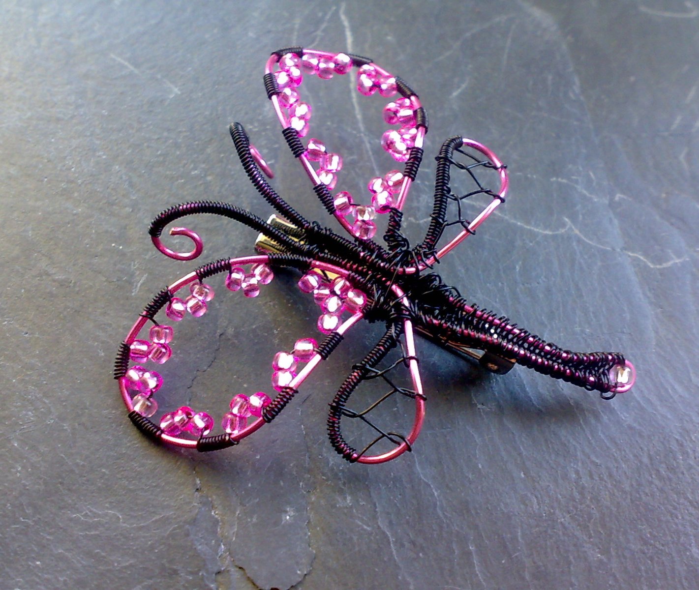 Růžovo-černá vážka