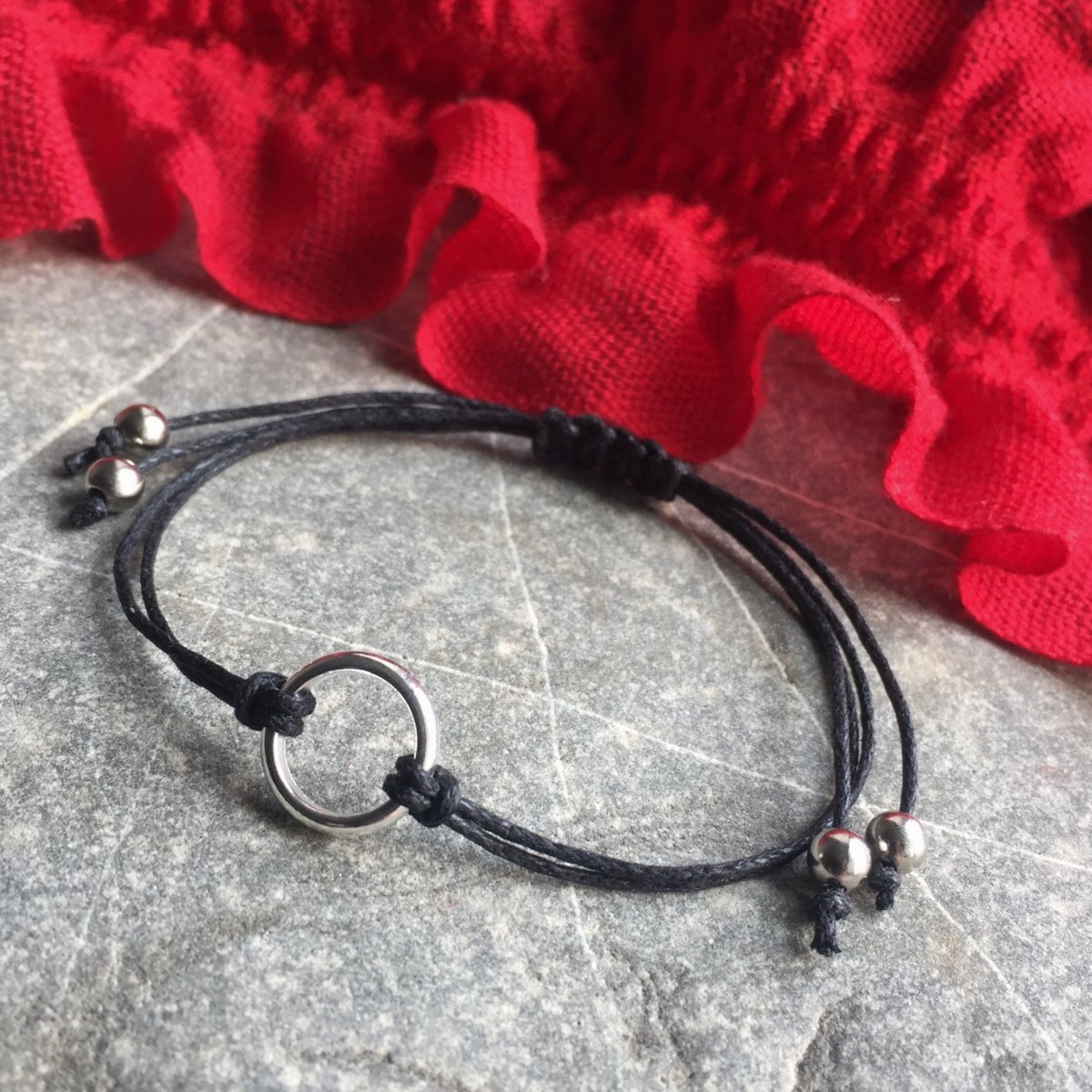 Černý náramek s kruhem