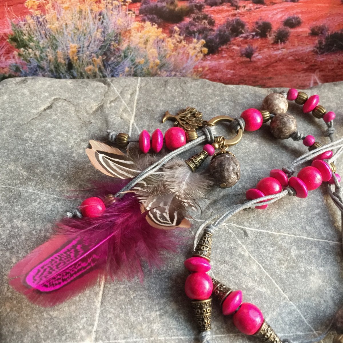 Boho korálky s růžovým pírkem