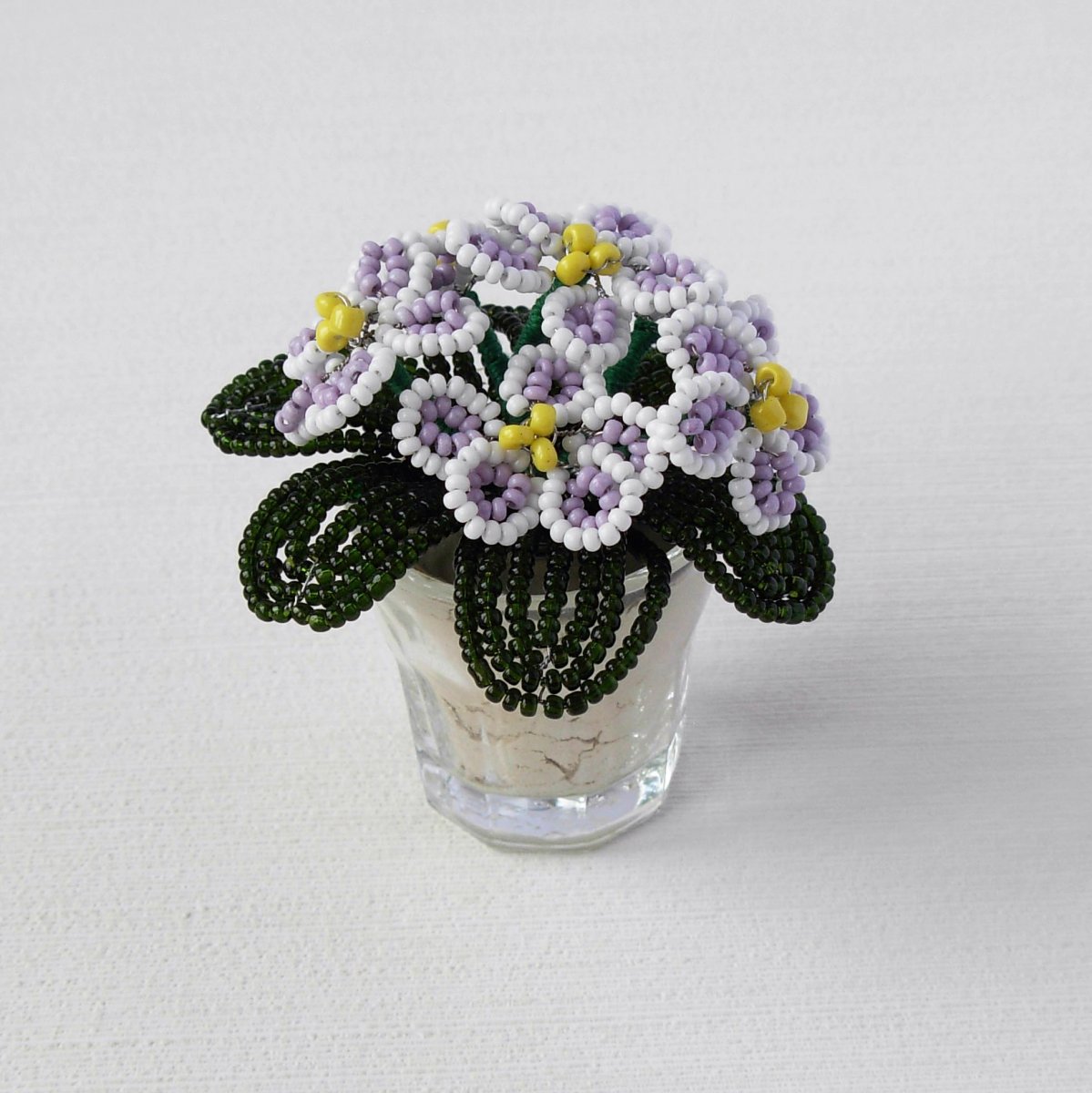 aiv0904	Fialky v květináči - bílo-fialové 