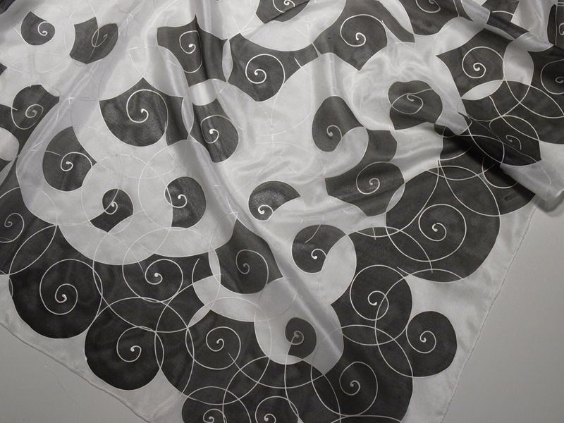 Černobílý spirálový šátek