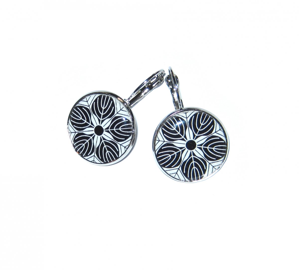 Bíločerná kombinace ornamentu.