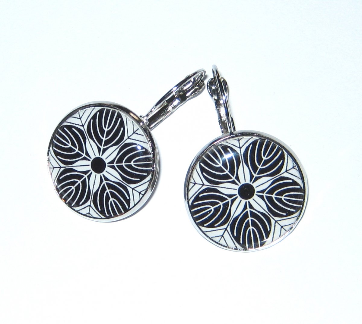 Bíločerná kombinace ornamentu.