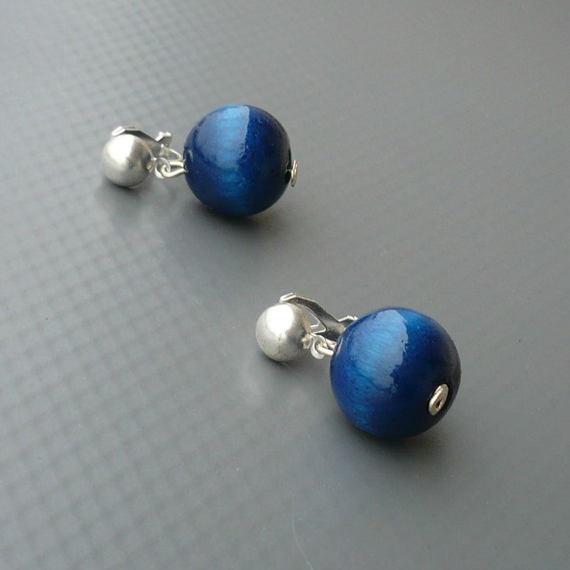 Tmavě modré ombré kuličky - klipsové náušnice