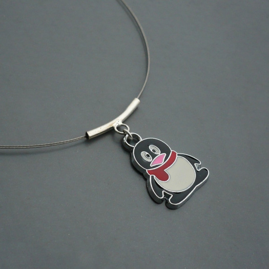 Tučňák s červenou šálkou - dětský náhrdelník