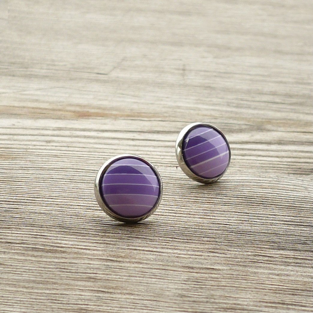 Fialové proužkaté puzetky - náušnice