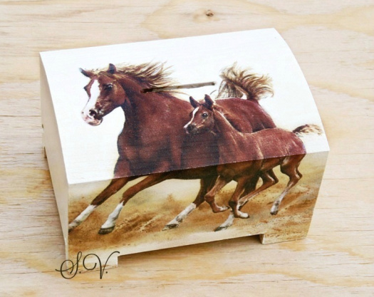 dřevěná pokladnička běžící koně