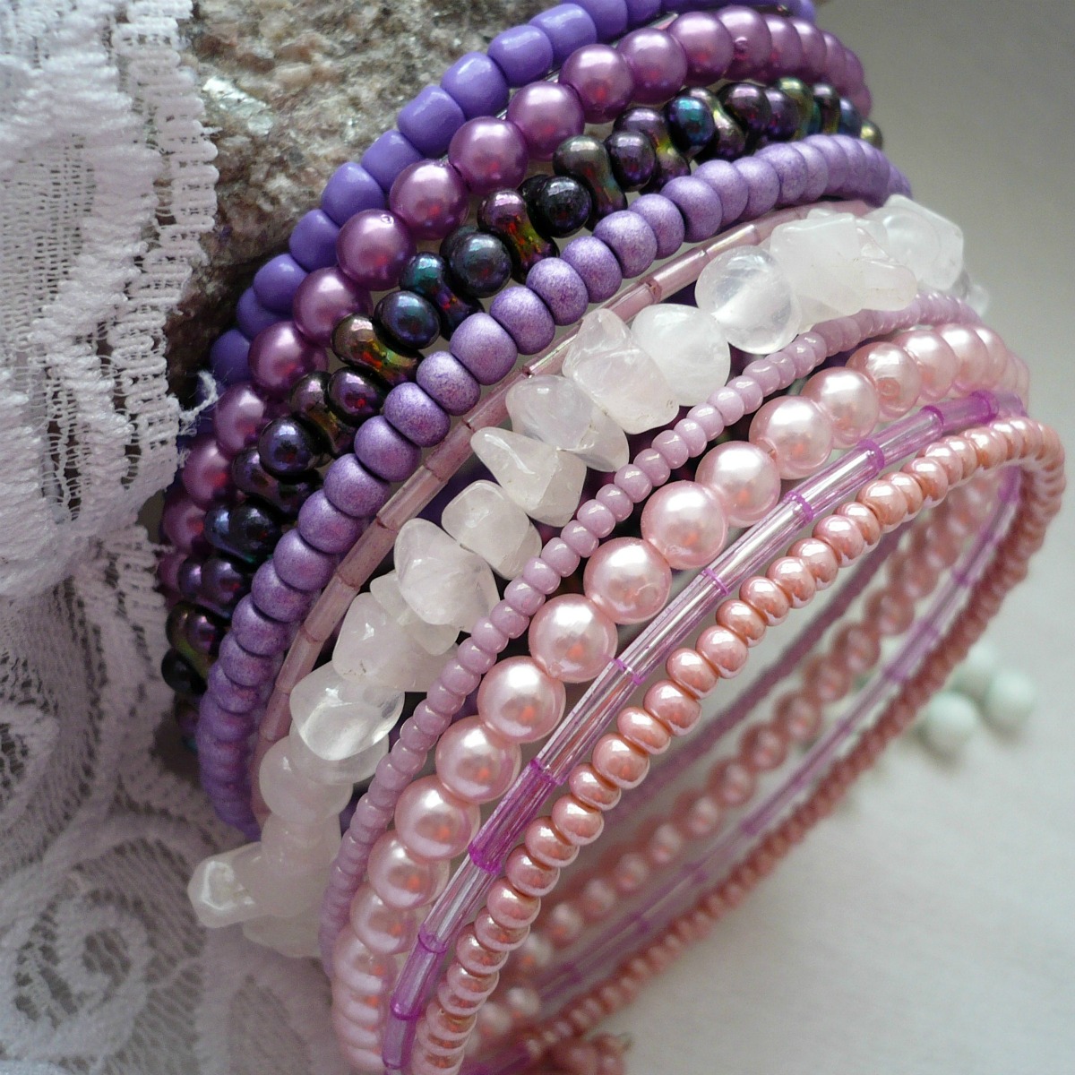 Růženín ve fialkách