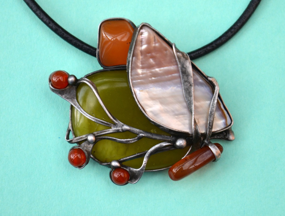 Lístečky - jadeit, perleť, karneol