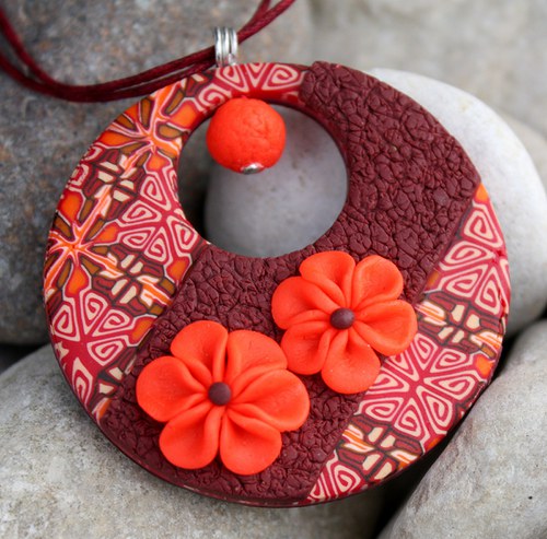 vzorovaný náhrdelník